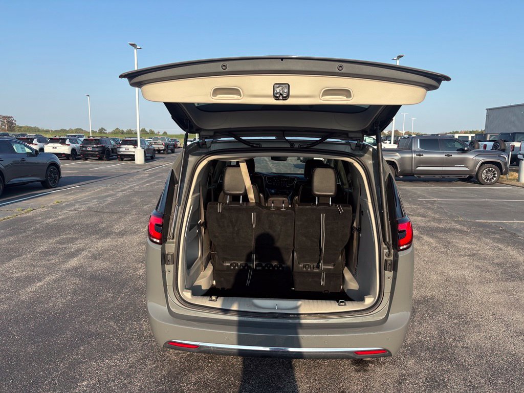 Used 2022 Chrysler Pacifica Touring-L FWD image 32