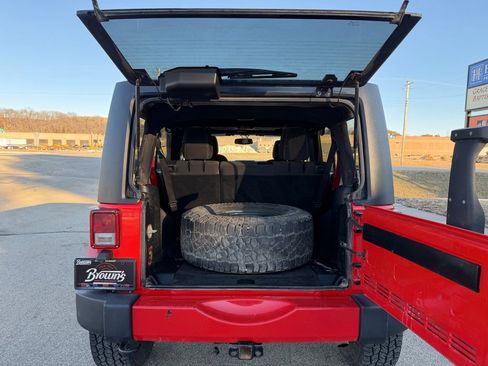 Used 2018 Jeep Wrangler Unlimited Sahara w/ Connectivity Group image 9