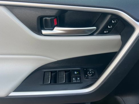 Used 2022 Toyota RAV4 XLE Premium image 11