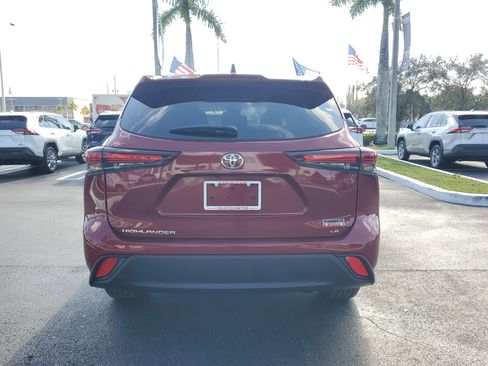 Used 2025 Toyota Highlander LE image 10