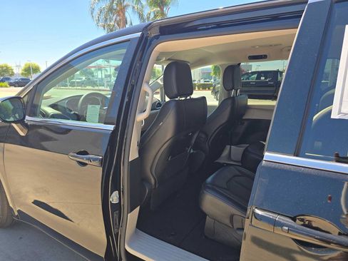 Used 2024 Chrysler Pacifica Touring-L FWD image 20