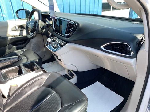Used 2023 Chrysler Pacifica Touring-L image 32