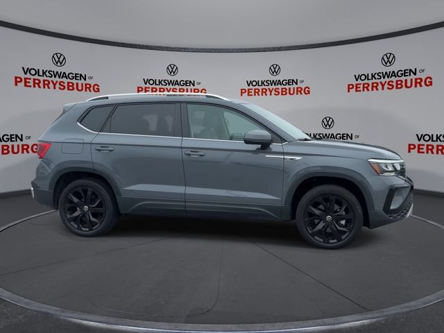 Used 2023 Volkswagen Taos SE w/ Panoramic Sunroof Package FWD image 9