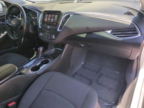 Used 2017 Chevrolet Malibu LT FWD image 19