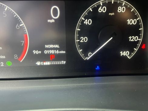Used 2025 Honda Pilot Touring image 4