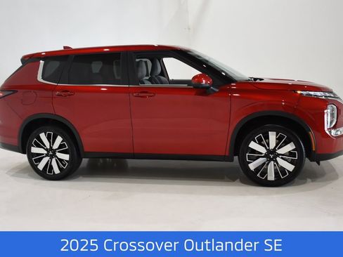 New 2025 Mitsubishi Outlander SE image 3