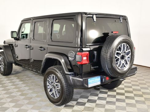 Used 2025 Jeep Wrangler Unlimited Sahara AWD/4WD image 7