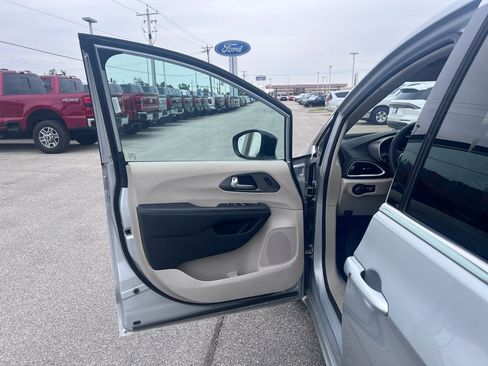 Used 2024 Chrysler Pacifica Touring-L FWD image 11
