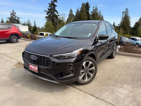 Certified 2025 Ford Escape Platinum AWD/4WD image 3