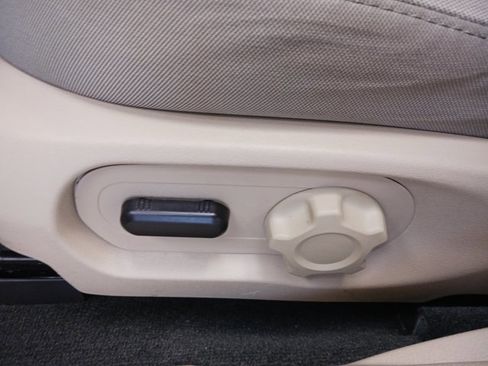 Used 2017 Ford Taurus SE image 25