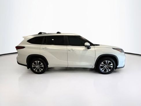Certified 2024 Toyota Highlander XLE AWD/4WD image 7