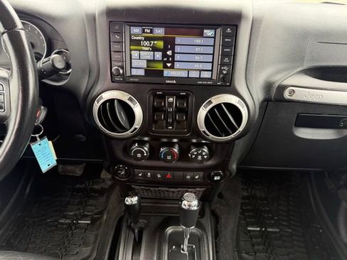 Used 2017 Jeep Wrangler Unlimited Sahara w/ Connectivity Group AWD/4WD image 28