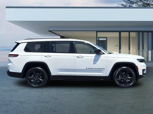 Used 2023 Jeep Grand Cherokee L Laredo RWD image 3