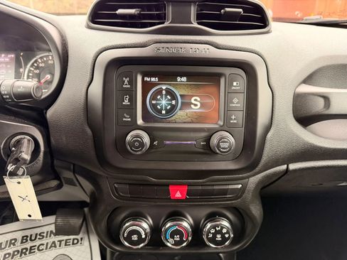 Used 2015 Jeep Renegade Latitude image 10