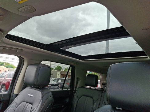 Used 2018 Ford Expedition Platinum AWD/4WD image 17