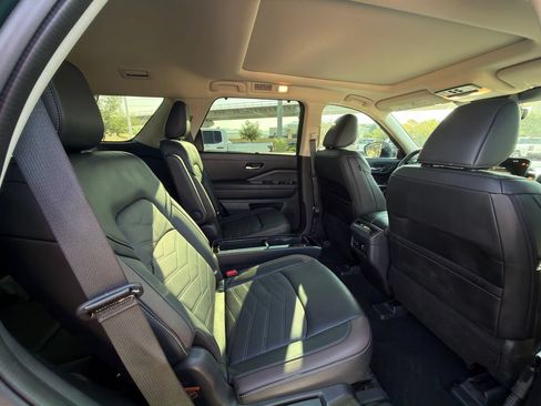 Used 2025 Nissan Pathfinder Platinum FWD image 31