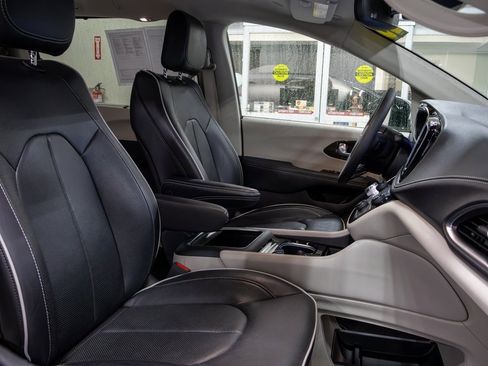 Used 2023 Chrysler Pacifica Limited image 12