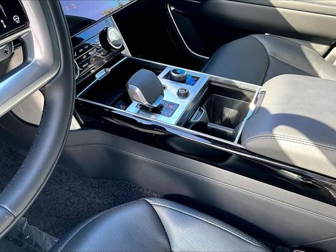 Used 2023 Land Rover Range Rover SE image 17