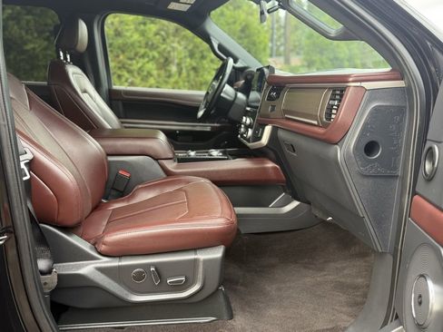 Used 2023 Ford Expedition Limited image 16