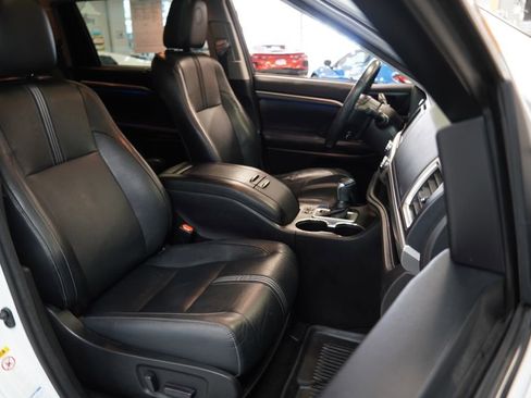 Used 2018 Toyota Highlander SE image 35