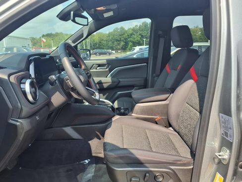 Used 2024 Chevrolet Colorado Z71 w/ Z71 Convenience Package 2 AWD/4WD image 17