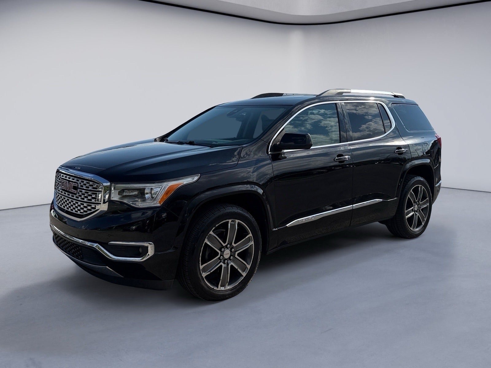 Used 2017 GMC Acadia Denali w/ Technology Package AWD/4WD image 1