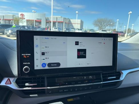 Used 2025 Toyota Sienna XLE w/ XLE Plus Package image 14