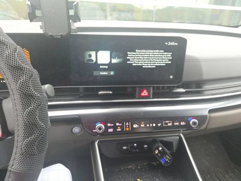 Used 2025 Kia Carnival FWD image 9