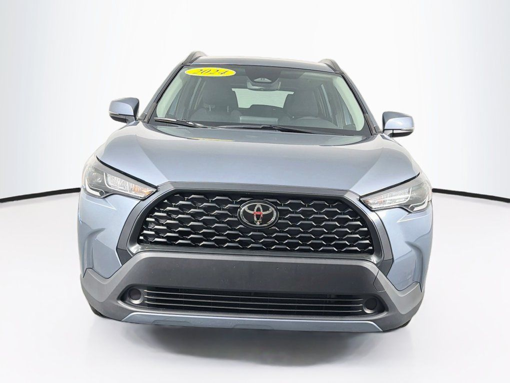 Used 2024 Toyota Corolla Cross LE FWD image 2