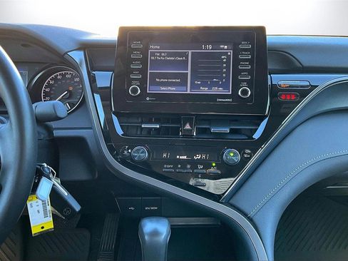 Used 2024 Toyota Camry SE image 12