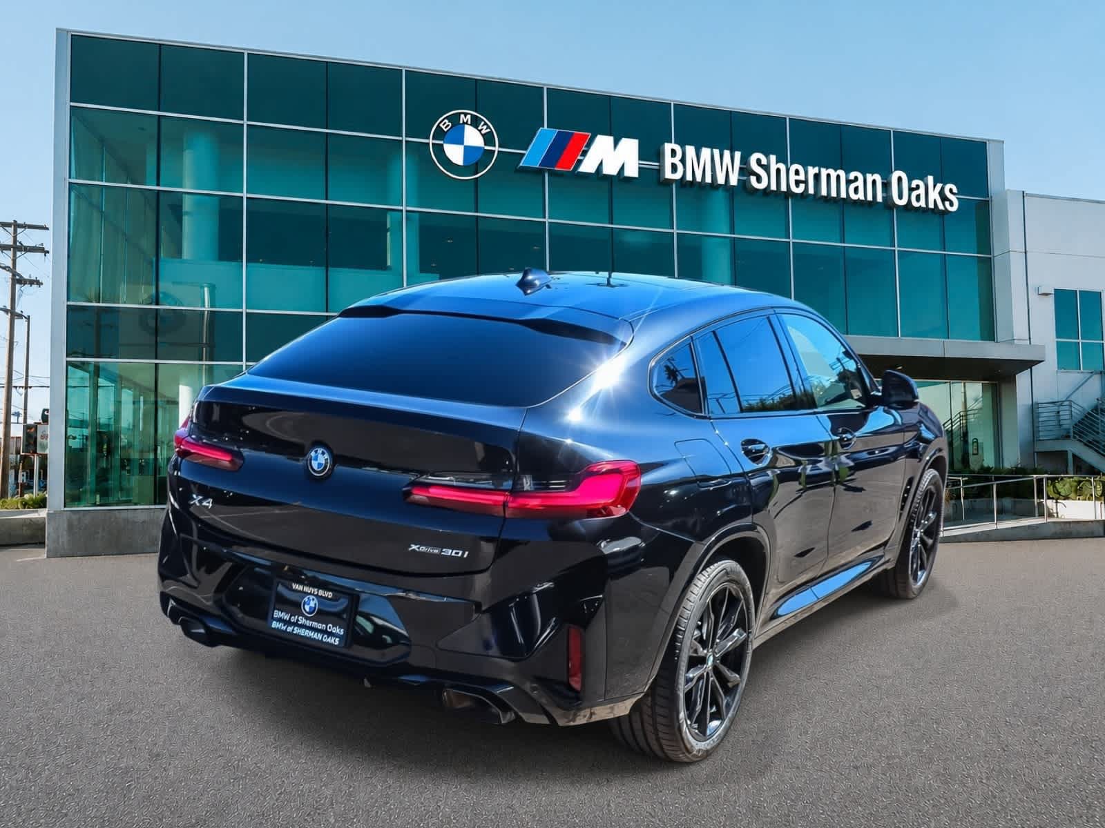 Used 2024 BMW X4 xDrive30i w/ M Sport Package AWD/4WD image 4