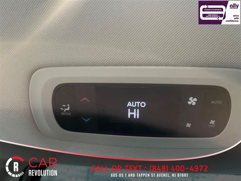 Used 2024 Chrysler Pacifica Limited FWD image 36