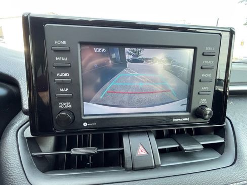 Used 2021 Toyota RAV4 LE AWD/4WD image 16