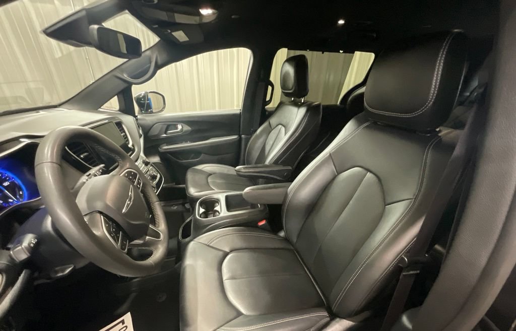 Used 2025 Chrysler Pacifica Select FWD image 9