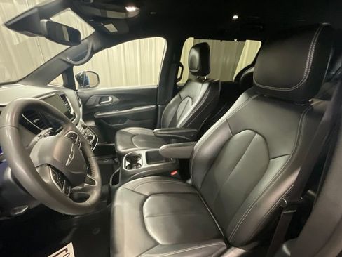 Used 2025 Chrysler Pacifica Select FWD image 9