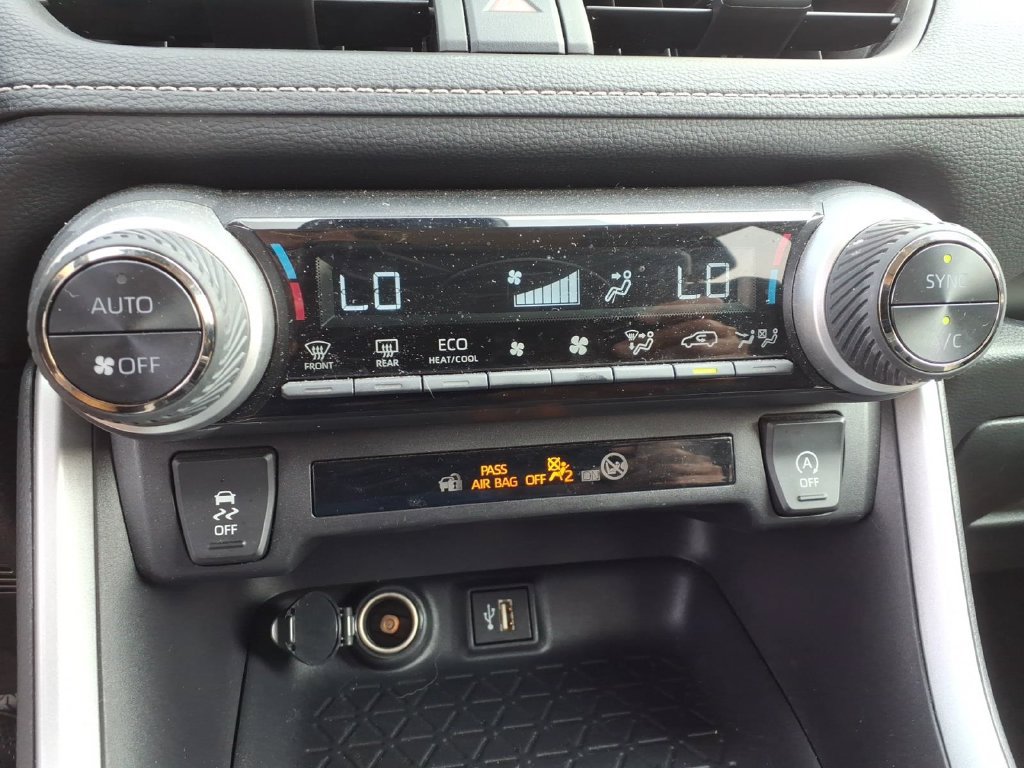 Used 2025 Toyota RAV4 XLE AWD/4WD image 16