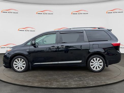 Used 2017 Toyota Sienna XLE Premium AWD/4WD image 7