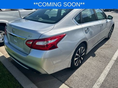 Used 2017 Nissan Altima 2.5 SV w/ Convenience Package FWD image 3