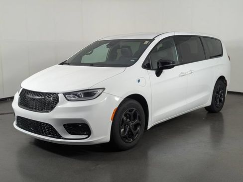Used 2024 Chrysler Pacifica Limited FWD image 4
