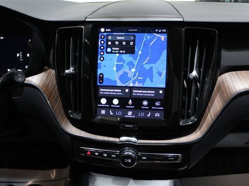 Used 2022 Volvo XC60 B5 Momentum w/ Protection Package Premier FWD image 20