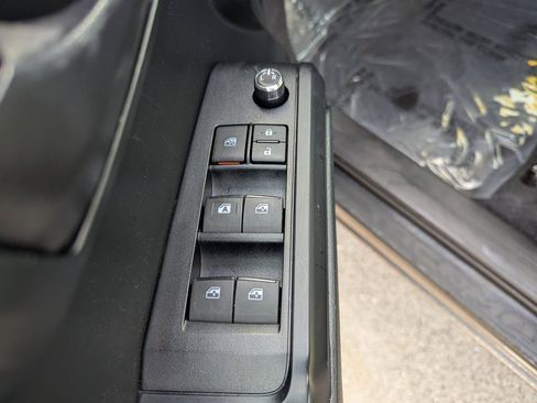 Used 2017 Toyota Tacoma SR image 12