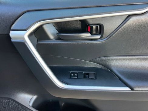 Used 2021 Toyota RAV4 LE AWD/4WD image 22