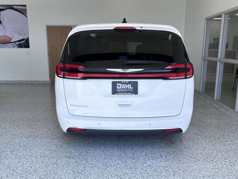 Used 2024 Chrysler Pacifica Touring-L FWD image 14
