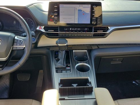 Used 2022 Toyota Sienna Limited FWD image 30