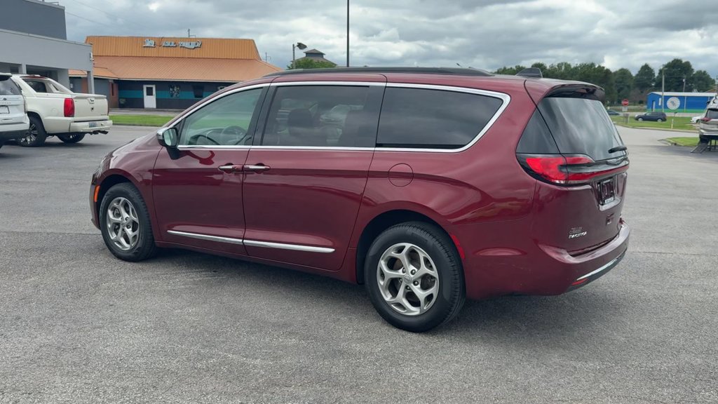 Used 2023 Chrysler Pacifica Limited AWD/4WD image 4