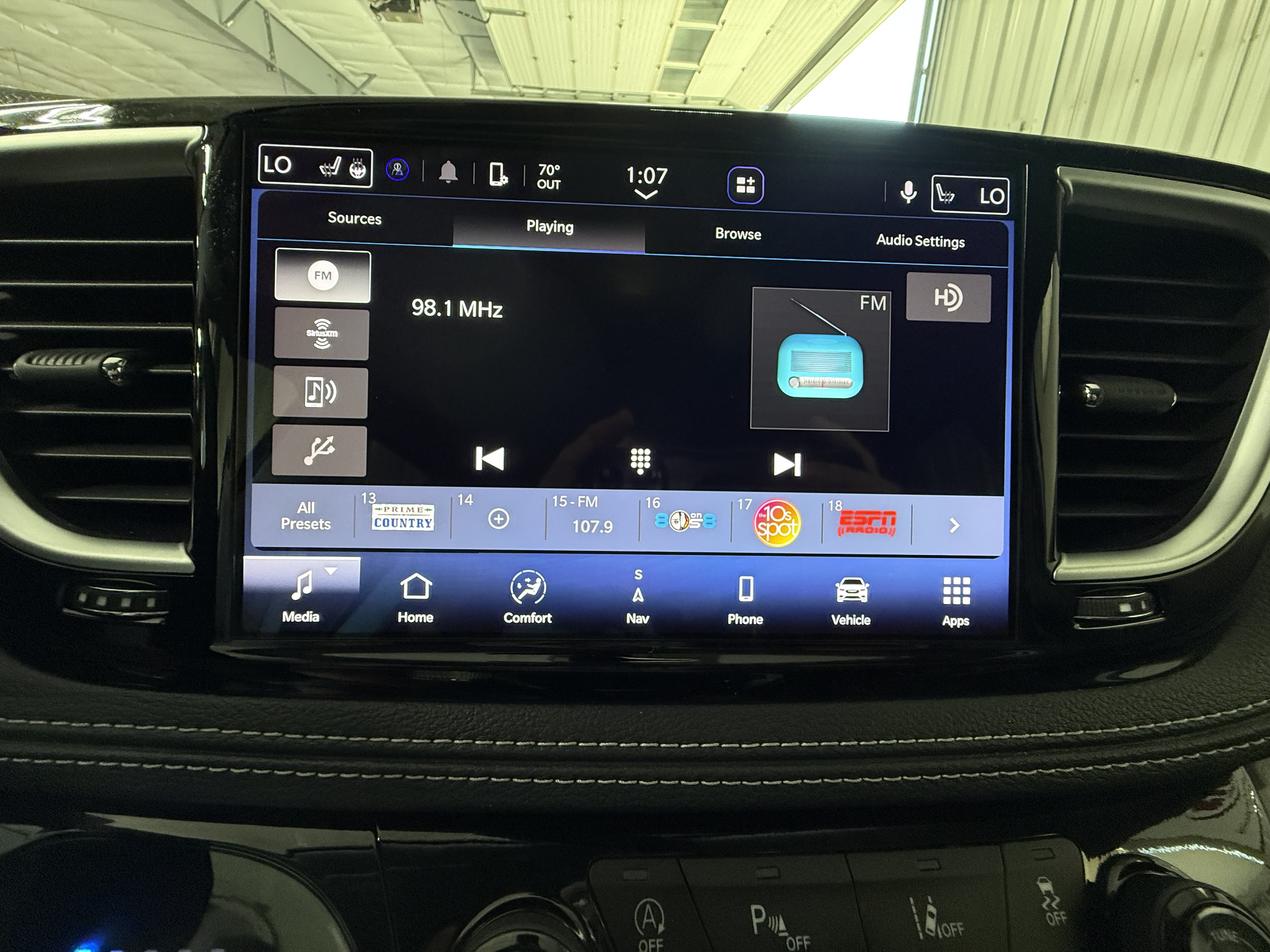 Used 2024 Chrysler Pacifica Limited w/ Trailer Tow Group FWD image 26