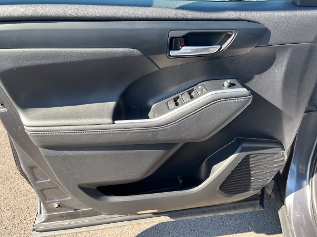 Used 2023 Toyota Highlander XLE AWD/4WD image 11