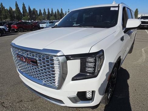 Used 2023 GMC Yukon XL Denali AWD/4WD image 3