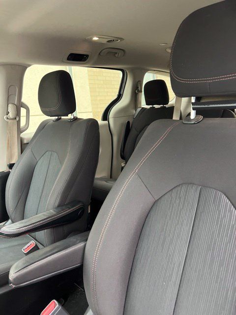 Used 2017 Chrysler Pacifica Touring w/ Tire & Wheel Group FWD image 5