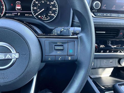 Used 2023 Nissan Rogue SV image 12